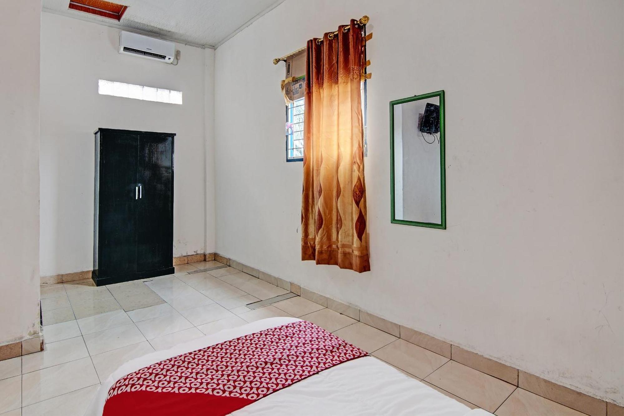 Hotel Oyo 92455 Hadhilfa Syariah Near Nowwa Cafe 2*